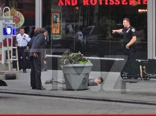 JEFFREY JOHNSON TENDIDO EN EL SUELO