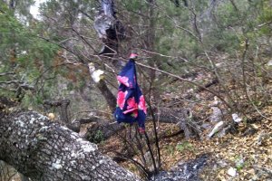 Restos de vestidos en el lugar del accidente.