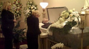 La Vicegobernadora del estado de Nueva Jersey, Kim Guadagno, rindió homenaje póstumo al líder empresarial hispano Daniel H. Jara durante su velatorio el miércoles en Hackensack. La funcionaria aparece junto al féretro acompañada por la esposa de Jara, Pilar.