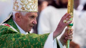 'Después de haber examinado ante Dios reiteradamente mi conciencia, he llegado a la certeza de que, por la edad avanzada, ya no tengo fuerzas para ejercer adecuadamente el ministerio petrino.Soy muy consciente de que este ministerio, por su naturaleza espiritual, debe ser llevado a cabo no únicamente con obras y palabras, sino también y en no menor grado sufriendo y rezando'. 