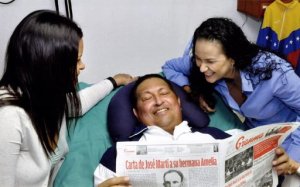 El presidente de Venezuela, Hugo Chávez, junto a sus hijas con un ejemplar del diario Granma, en La Habana, Cuba.