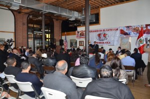 Norberto Curitomai, directivo de OFESIVA PEX, interviniendo durante la reunión comunitaria de los peruanos.