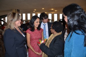 La Primera Dama del Perú, Nadine Heredia, saluda a la Jefa de la Oficina de la FAO de New York. Junto a ellas, Melvi Dávila, de Perú Agribusiness.