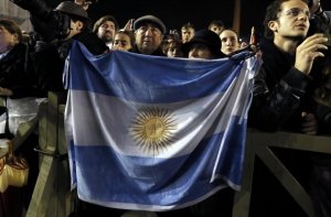 Un argentino muestra orgulloso su bandera en la Plaza San Pedro.