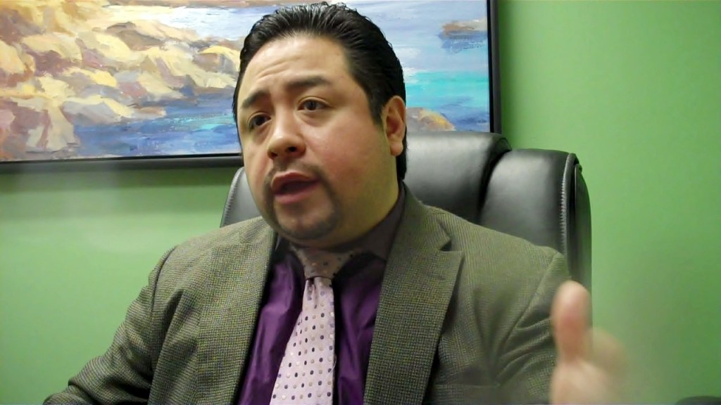 César Malqui, experto en impuestos y agente enrolado ante el IRS, dijo que el error de una compañía grande ha perjudicado a muchos contribuyentes.