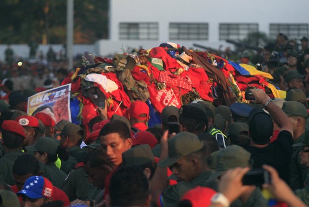 Hugo Chávez paseado por las calles de Caracas donde sus seguidores colocaron recuerdos sobre su ataúd.
