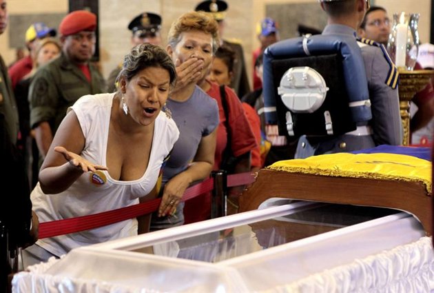 Una mujer reacciona ante el ataúd de Hugo Chávez este 6 de marzo de 2013 en la Academia Militar de Caracas, en una imagen divulgada por la presidencia de Venezuela. Miles de venezolanos aguardaron hasta nueve horas este jueves para poder ver por última vez el rostro del fallecido presidente. EFE/Efraín González