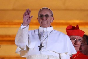 Papa Francisco saluda a la multitud que lo aclamó al realizarse el anuncio.