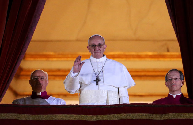El Cardenal argentino Jorge Mario Bergoglio se convirtió en el Papa Francisco que liderará a los 1,200 millones de católicos del mundo. Primer jesuita, primer Papa no europeo y primer Papa latinoamericano.