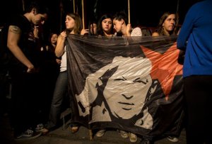Seguidoras de Hugo Chávez frente a la Embajada de Venezuela en Buenos Aires.