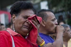 Una partidaria del presidente venezolano reacciona frente al Hospital Militar de Caracas.