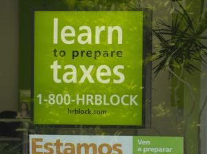 H&R BLOCK admitió haber cometido el error que provocará un retraso en el reembolso para más de 600,000 contribuyentes que llenaron sus planillas entre el 14 y 22 de febrero último.