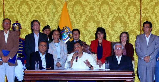 El presidente ecuatoriano, Rafael Correa (c), decretó   en una declaración en el Palacio de Gobierno en Quito (Ecuador), tres días de duelo en el país andino por la muerte del mandatario de Venezuela, Hugo Chávez. EFE/José Jácome 