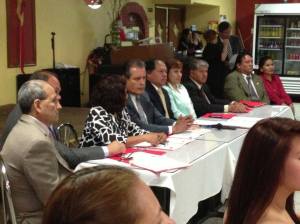 Directivos de Peruvian Parade durante la conferencia de prensa realizada en el restaurante Estrellita del Sur de Paterson, Nueva Jersey.