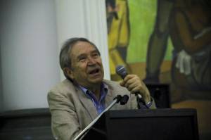 El poeta terminó sus recitaciones con el poema 'El Ojo de la Ballena', de su libro 'Diario de Sueños' sobre la violencia en México.