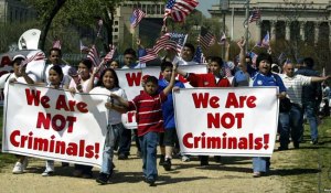 El plan de reforma migratoria del Senado considera legalizar inmigrantes sólo hasta que toda la frontera sur esté vigilada y se detenga el flujo migratorio.