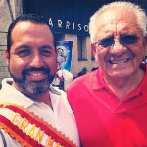 Hugo Balta Jr. (izq.) Gran Mariscal del Desfile de Kearny, junto a su padre, Hugo Balta, pionero de la comunidad peruana en Nueva Jersey.