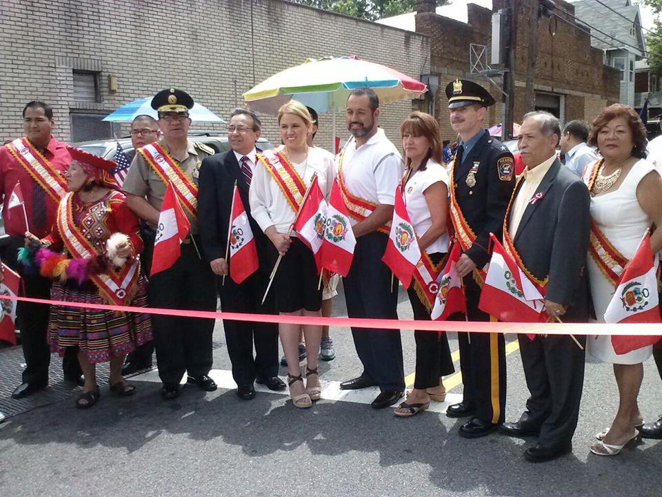 Las personalidades del Desfile Peruano de Kearny poco antes de iniciarse la marcha desde Harrison hacia Kearny. Hugo Balta Jr. fue el Gran Mariscal y Merijoel Durán la Madrina Internacional.