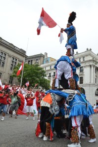 La torre humana portando la bandera peruana, de Las Mercedes, fue el aplaudido atractivo del desfile del domingo en Passaic, Clifton y Paterson.