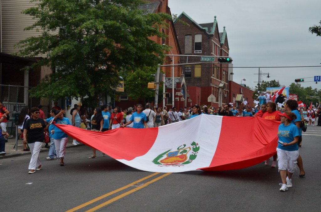 LA BANDERA PERUANA paseada por esta delegación fue muy aplaudida durante el desfile. FOTO: ALEJANDRO ROMAN