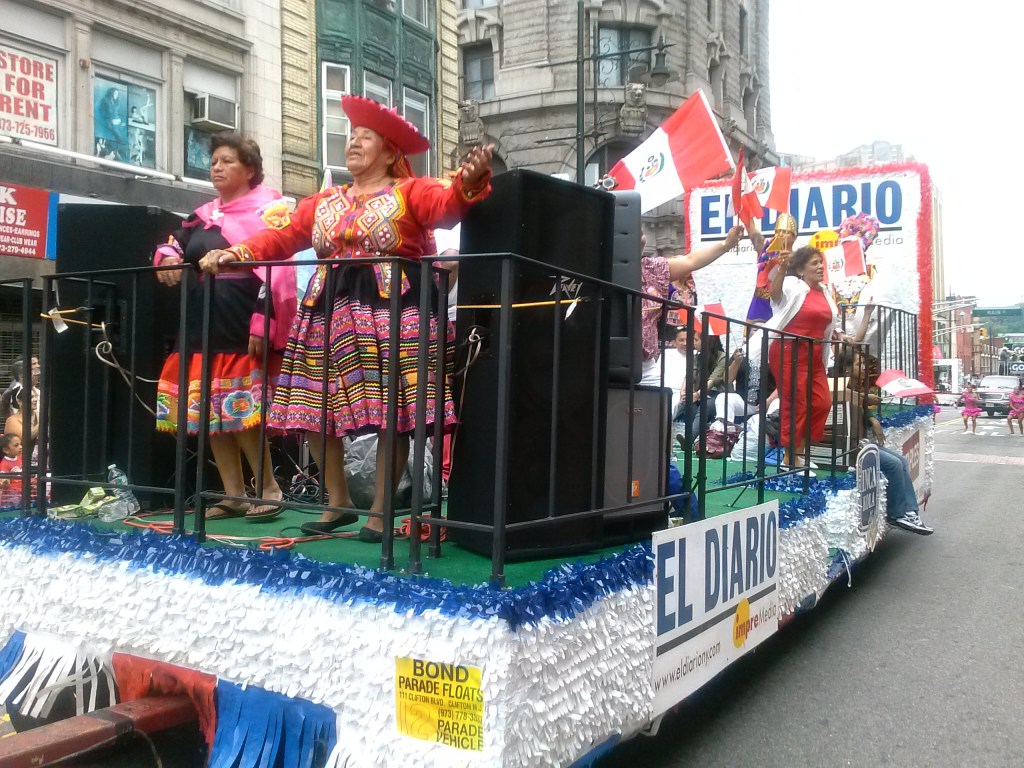 EL DIARIO LA PRENSA se hizo presente en el Desfile Peruano de Nueva Jersey con una carroza celebrando los 100 Años de trayectoria periodística en el área triestatal.