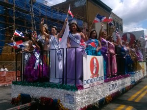 CARROZA CON LAS REINAS DEL DESFILE
