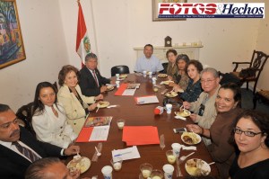 La conferencia de prensa reunió en el Consulado Peruano de Nueva York a comunicadores del área triestatal y líderes comunitarios. 