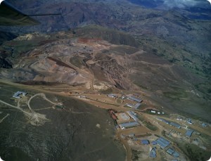 La minera peruana COMARSA informó que las autoridades judiciales de los Estados Unidos desestimaron un caso que se le siguió que llevaron a embargarle cuentas bancarias en este país que impidieron la exportación y comercialización del oro que se extraía en el Perú.