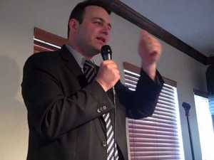 Andre Sayegh se graduó con honores de Seton Hall University y obtuvo una maestría en Columbia University.