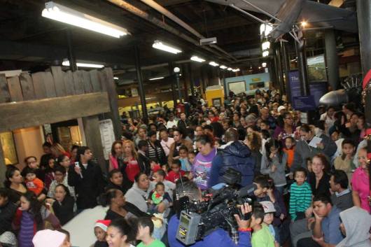 La concurrencia fue masiva en la quinta jornada anual de reparticion de juguetes     organizada por el Comisionado de Educacion de Paterson, Alex Mendez, y el auspicio de la Fundacion Malqui, que preside Cesar Malqui.