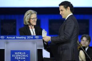 El tenor peruano Juan Diego Florez (der.) recibe el premio Crystal durante la ceremonia de bienvenida la víspera del Foro Económico Mundial 2014 en Davos, Suiza, el 21 de enero de 2014. EFE