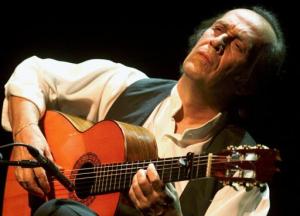 El guitarrista Paco de Lucía falleció de un ataque cardíaco cuando se encontraba en Cancún, México, la mañana del miércoles 26 de febrero 2014.