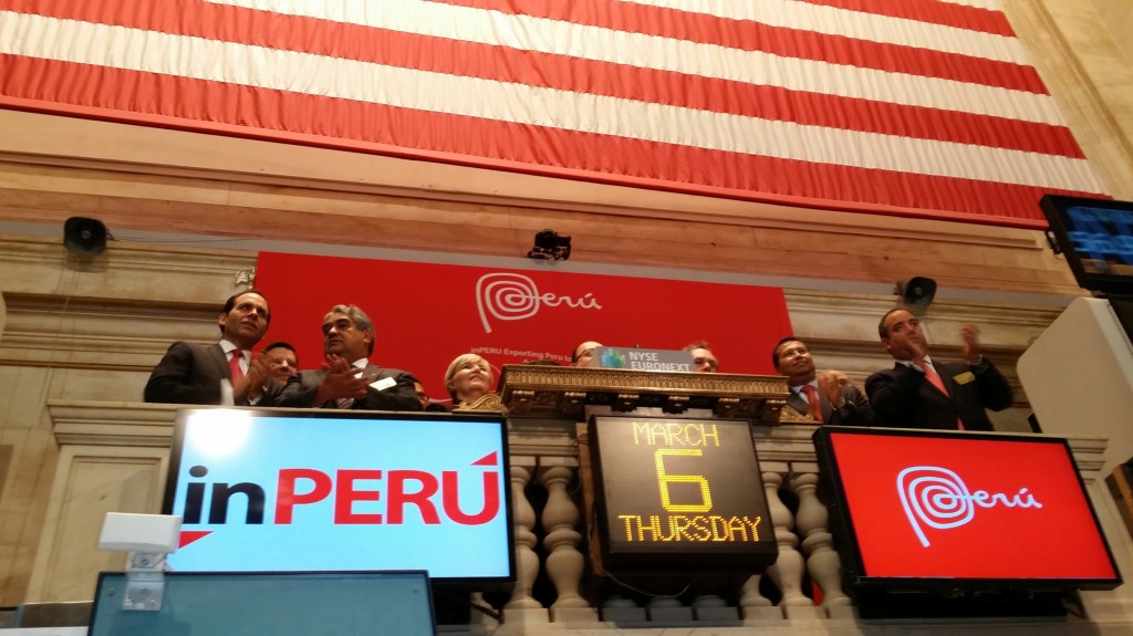 FOTO CORTESIA: ALEJANDRO ROMAN   El presidente del Banco Central de Reserva (BCR) del Peru, Julio Velarde, fue el encargado este jueves de dar el tradicional campanazo de la Bolsa de Valores de Nueva York al iniciarse en esta ciudad la iniciativa inPerú 2014 que busca promover al Perú como destino de inversiones. Velarde encabeza una delegación integrada por más de 60 personas, entre funcionarios y empresarios peruanos. En horas de la tarde se llevó a cabo el seminario 'Invertir en Perú', en el The New York Palace Hotel, con la presencia del ministro de Economía del país sudamericano, Luis Miguel Castilla, que se unió a la delegación peruana.