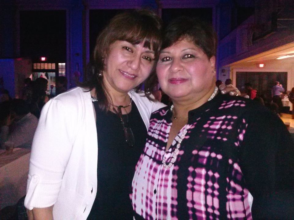 Ana Placencia, presidenta de Peruvian Civic Association, junto a Rosa Arbulú, de NuestraGenteDigital.com