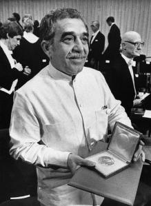 Gabriel García Márquez muestra su medalla después de ganar el premio Nobel luego de pronunciar su discurso con motivo del premio en Estocolmo, Suecia en una fotografía del 8 de diciembre de 1982.  