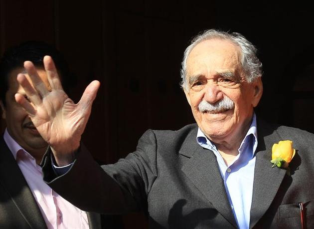 El escritor colombiano Gabriel García Márquez en esta foto del 6 de marzo de 2014, cuando saludó a admiradores y periodistas frente a su casa en Ciudad de México. Había cumplido 87 años de edad.