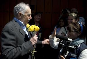 El escritor colombiano Gabriel García Márquez recibe rosas amarillas durante su cumpleaños número 87, en un encuentro con reporteros en su casa de Ciudad de México, el pasado 6 de marzo.