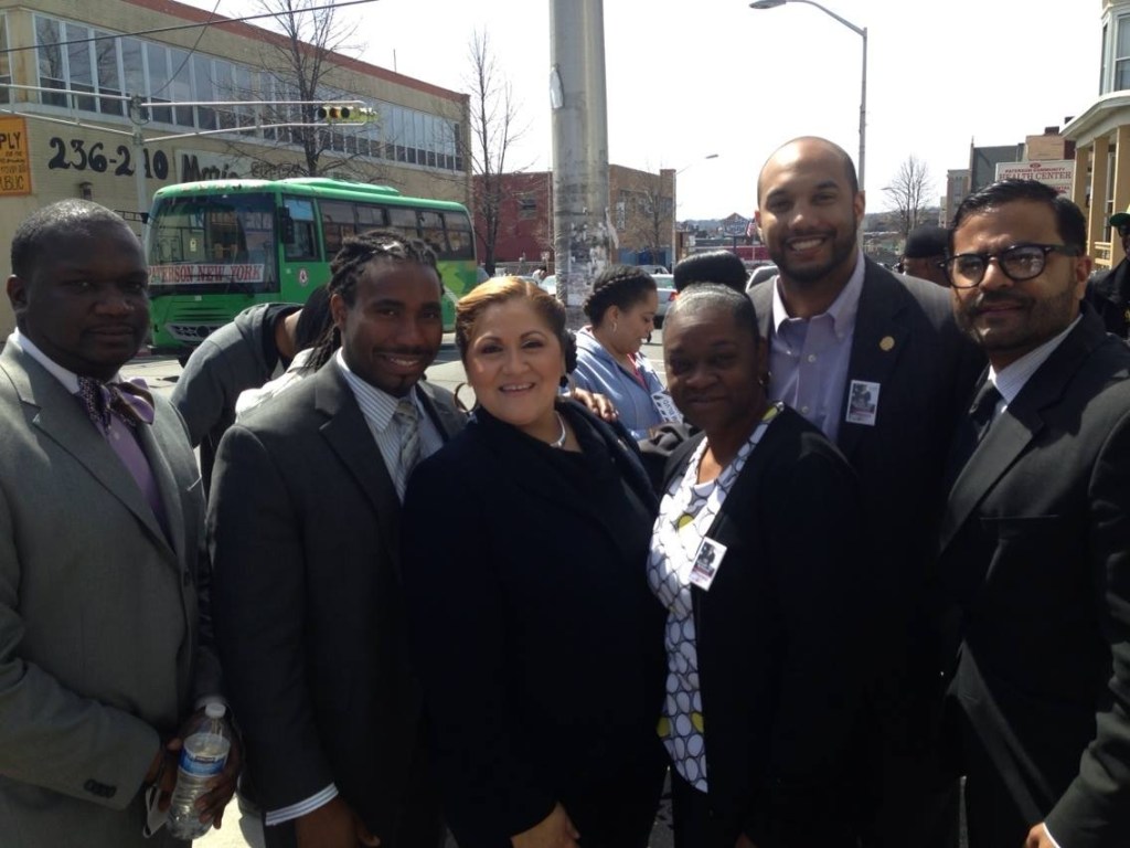 Maritza Dávila rodeada por los miembros de la Junta de Educación de Paterson como candidata a Concejal por Acumulación (At Large)