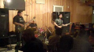 Grupo DEKADA de Walter Santander viene cosechando aplausos cada viernes con sus canciones del recuerdo en MI KAUSITA Restaurant de Paterson.