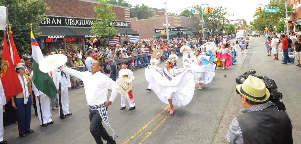 Los peruanos demostraron su orgullo patrio a su paso por la Avenida 37 de Jackson Heights, Queens, durante el Primer Desfile Peruano de Nueva York. FOTO EDILBERTO ALVARADO