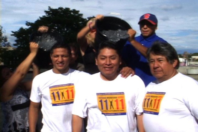 Con un cubetazo de agua helada, los tres hispanos esperan fortalecer la conciencia por una reforma migratoria para favorecer a 11 millones de indocumentados.