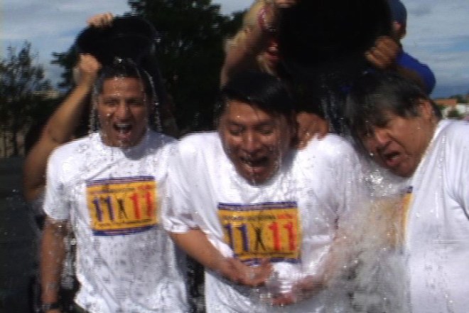 Y el agua helada cayó sobre sus cabezas y el reto quedó lanzado a tres personalidades para que la reforma migratoria en Estados Unidos se haga una realidad.