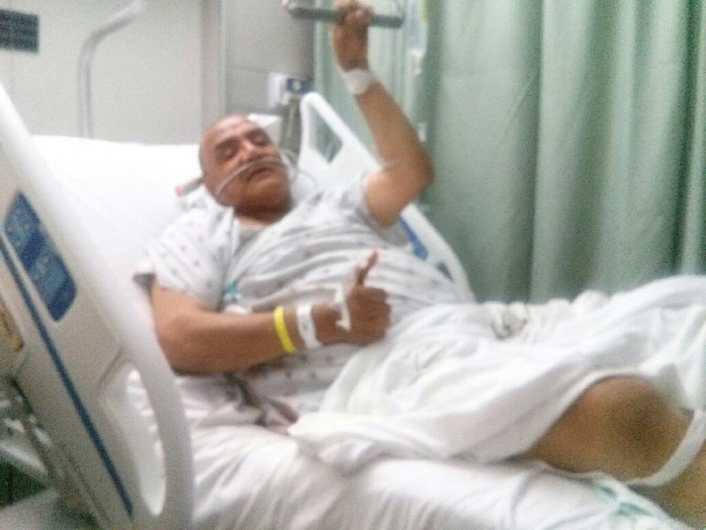 El comunicador David Palá en su cama del hospital donde fue operado de la cadera que le impedirá ejercer su función durante un prolongado periodo de tiempo.
