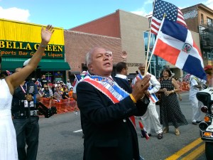 El alcalde de Paterson, José 'Joey' Torres hizo prueba de su popularidad en el Desfile Dominicano de Nueva Jersey. 