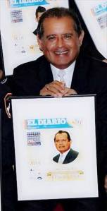El Dr. Carlos A. Tello Valcarcel con su premio EL AWARD que le otorgo EL DIARIO de Nueva York este 23 de octubre.