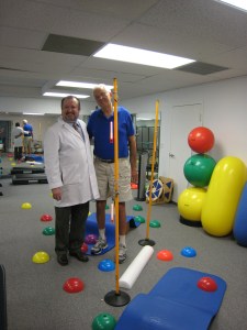 El Dr. Carlos Olaechea y un paciente con accidente cerebro vascular entrenándose con  terapia física neurológica para su viaje a Las Vegas. 