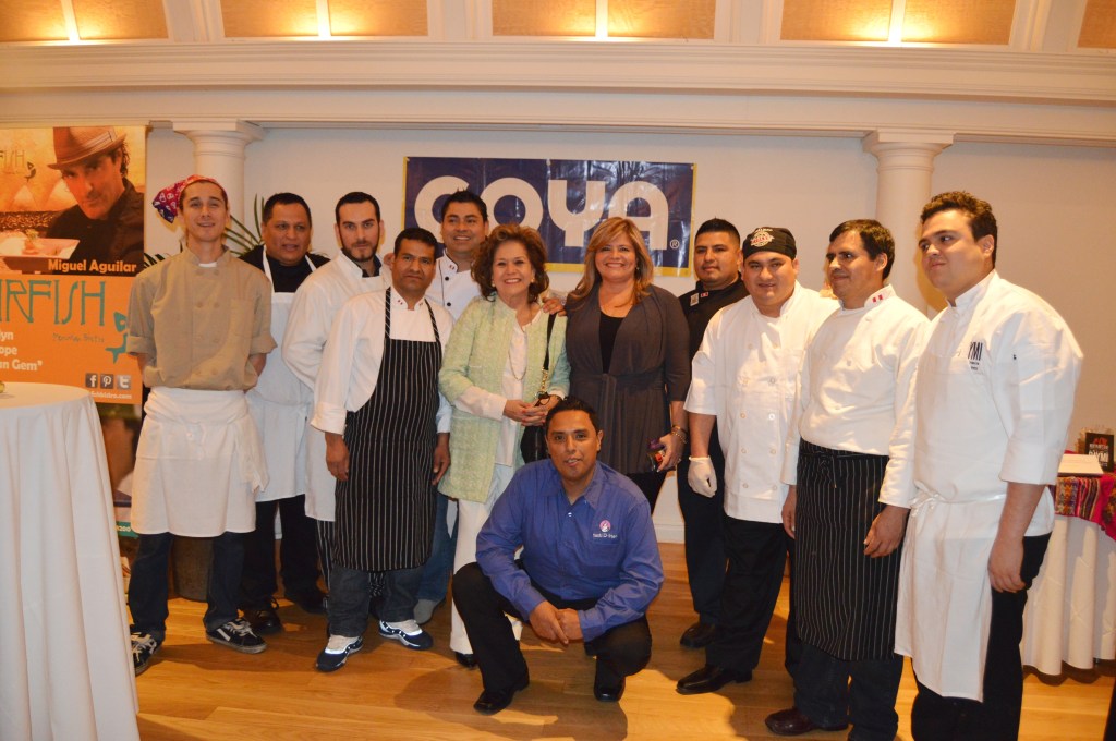 Los chefs participantes en la Fiesta del Ají Amarillo y el Pisco posan junto a la Cónsul del Perú en Nueva York, Embajadora María Teresa Hart; y Melvi Dávila de Perú Agribusiness Association, organizadora de la actividad. FOTOS: ALEJANDRO ROMAN