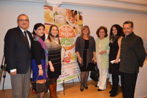  El Ministro Consejero Comercial de la Misión del Perú ante las Naciones Unidas (ONU), Augusto Thornberry​, junto a la Cónsul del Perú en Nueva York, María Teresa Hart, Melvi Dávila y otras personalidades que asistieron a la Fiesta del Ají Amarillo.