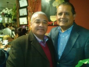 El presidente de la Peruvian Parade, Dr. Carlos A. Tello (der.) y el concejal peruano por Harrison, Jesus Huaranga.
