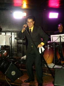 Julio Vilchez, un salsero peruano que triunfa en Estados Unidos, ha lanzado su nueva produccion SUAVECITO... PERO CON SALSA 